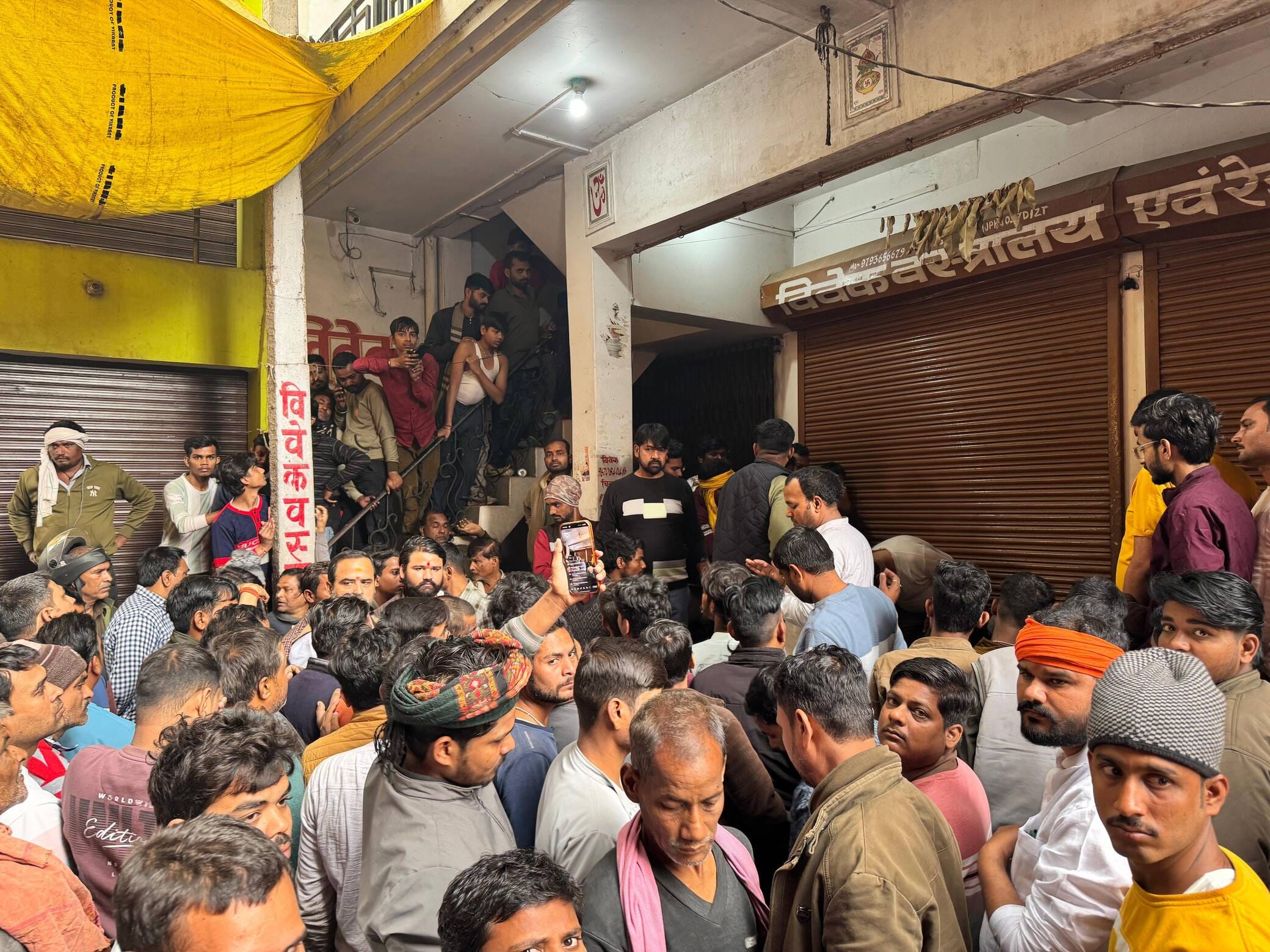 फोटो-24 सीकेटीपी 12 आक्रोशित भीड़ द्वारा लगाई आग में जलता इकट्ठा सामान। संवाद फोटो-24 सीकेटीपी 12 आक्रोशित भीड़ द्वारा लगाई आग में जलता इकट्ठा सामान। संवाद