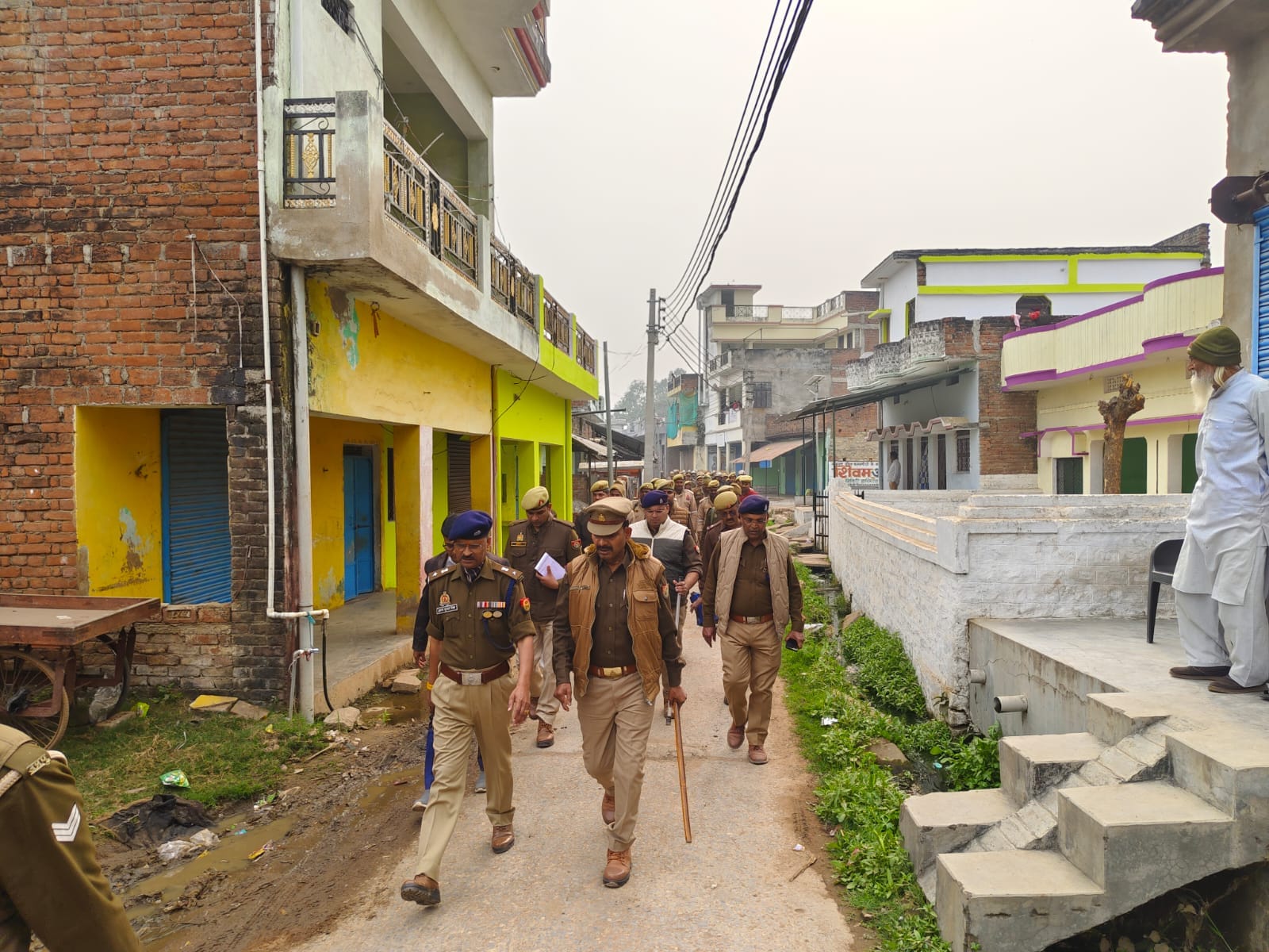फोटो-24 सीकेटीपी 12 आक्रोशित भीड़ द्वारा लगाई आग में जलता इकट्ठा सामान। संवाद फोटो-24 सीकेटीपी 12 आक्रोशित भीड़ द्वारा लगाई आग में जलता इकट्ठा सामान। संवाद