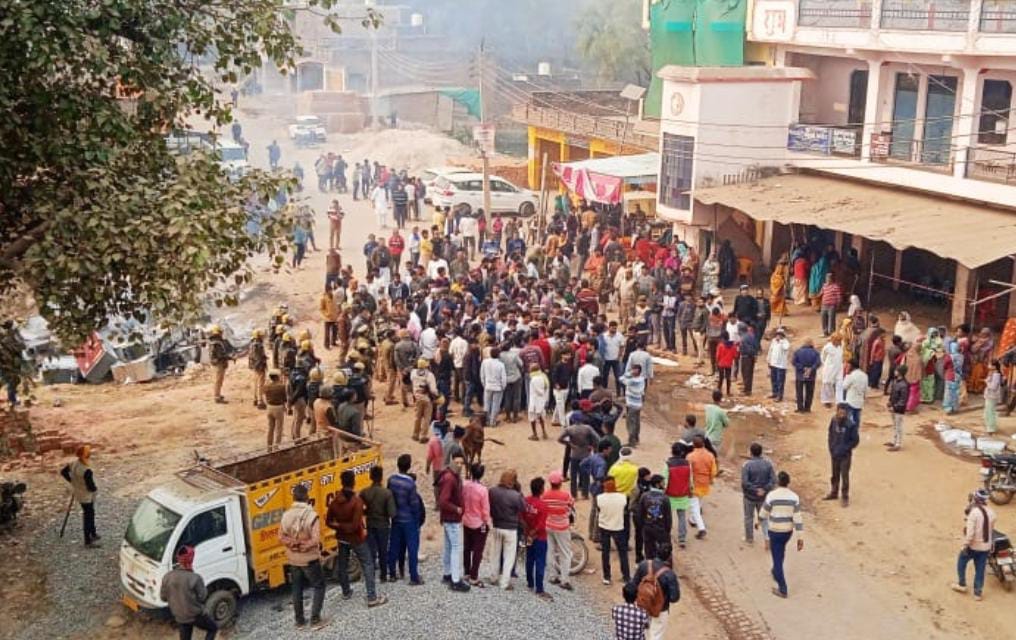 फोटो-24 सीकेटीपी 12 आक्रोशित भीड़ द्वारा लगाई आग में जलता इकट्ठा सामान। संवाद फोटो-24 सीकेटीपी 12 आक्रोशित भीड़ द्वारा लगाई आग में जलता इकट्ठा सामान। संवाद