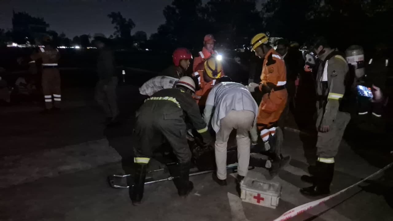 फोटो - 26 ब्लैकआउट मॉकड्रिल में घायल को ले जाते सुरक्षा कर्मी। संवाद फोटो - 26 ब्लैकआउट मॉकड्रिल में घायल को ले जाते सुरक्षा कर्मी। संवाद