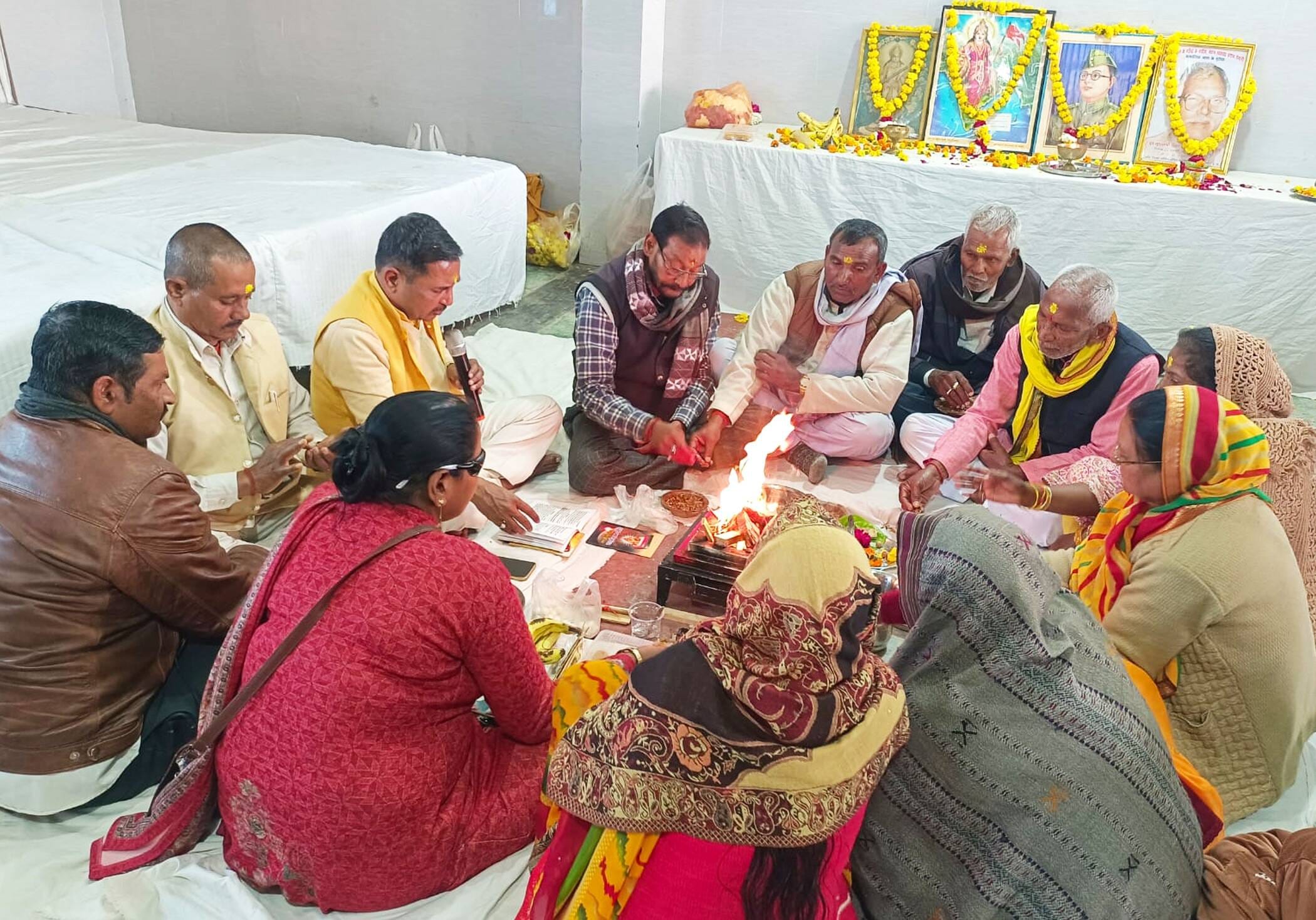 फोटो-27-जयरामनगर स्थित गेस्ट हाउस में हवन पूजन करले लोग। संवाद फोटो-27-जयरामनगर स्थित गेस्ट हाउस में हवन पूजन करले लोग। संवाद