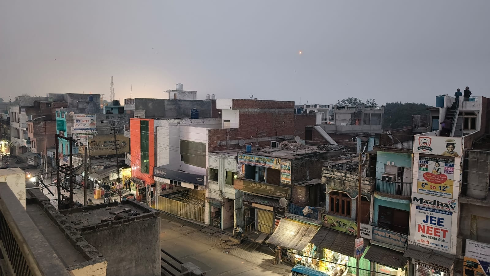 फोटो-45 ब्लैक आउट के दौरान शहर में पसरा अंधेरा। संवाद