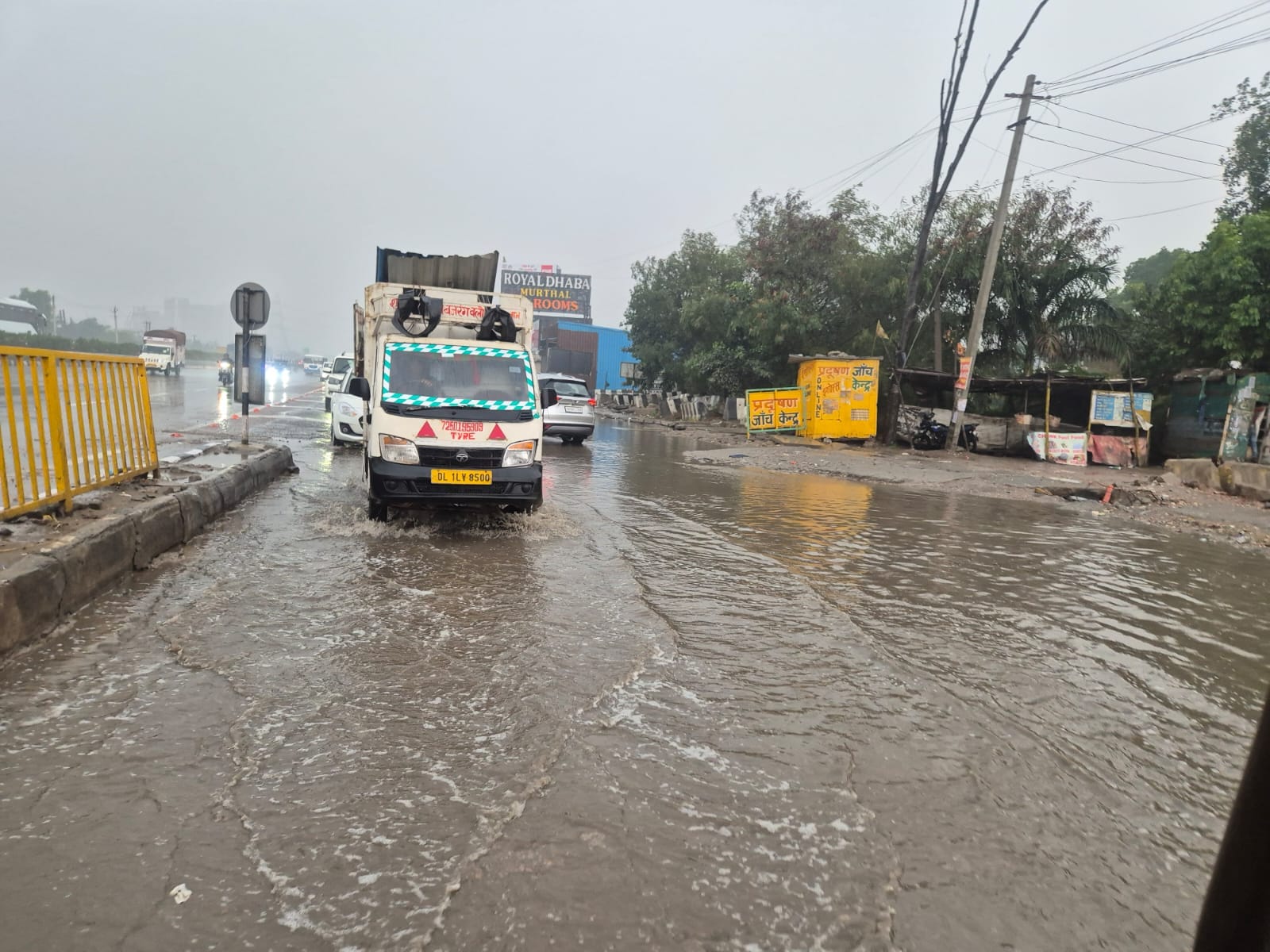 फोटो : 46: सोनीपत के मॉडल टाउन में सड़क पर भरे बारिश के पानी के बीच गुजरते वाहन। संवाद