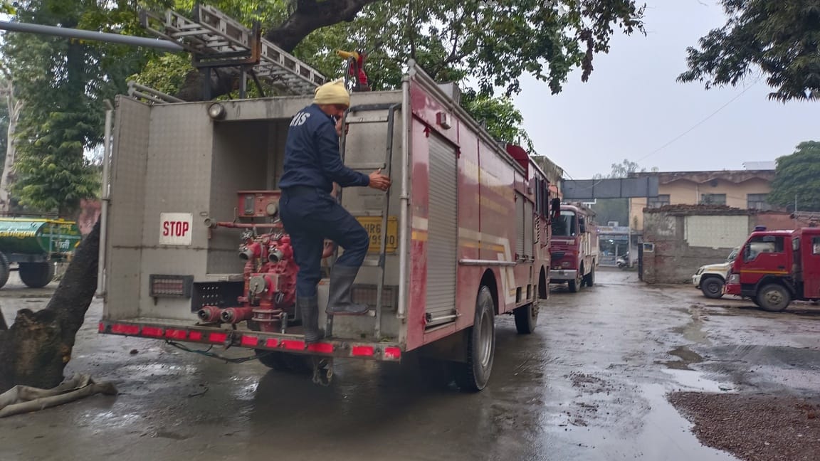 गोहाना के महमूदपुर रोड पर श्याम टेक्सटाइल में लगी आग पर काबू पाने की जुगत में दमकल विभाग की टीम