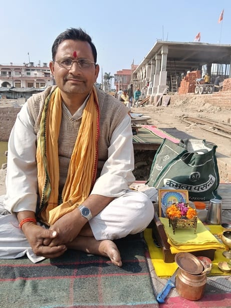 गोला में निर्माणाधीन कॉरिडोर में परिक्रमा पथ की छत से हटाई जा रही शटरिंग। संवाद