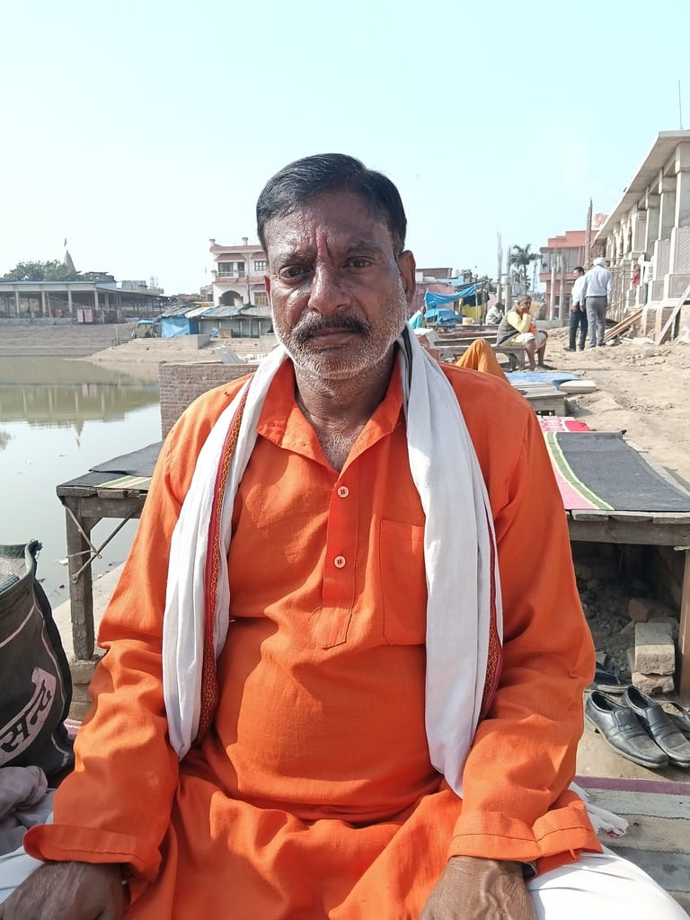 गोला में निर्माणाधीन कॉरिडोर में परिक्रमा पथ की छत से हटाई जा रही शटरिंग। संवाद