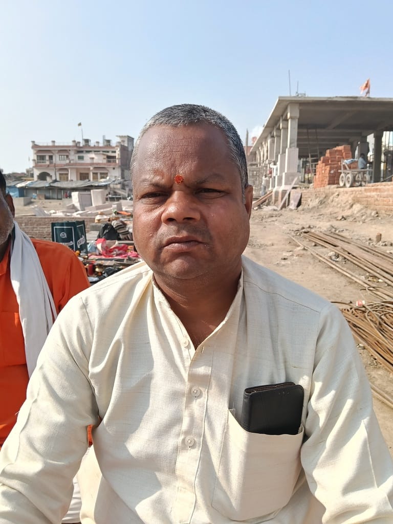 गोला में निर्माणाधीन कॉरिडोर में परिक्रमा पथ की छत से हटाई जा रही शटरिंग। संवाद