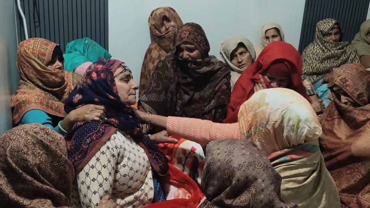 गांव शेरपुर में बलिदानी सुधीर नरवाल के घर शोक व्यक्त करने पहुंचे ग्रामीण व रिश्तेदार। संवाद