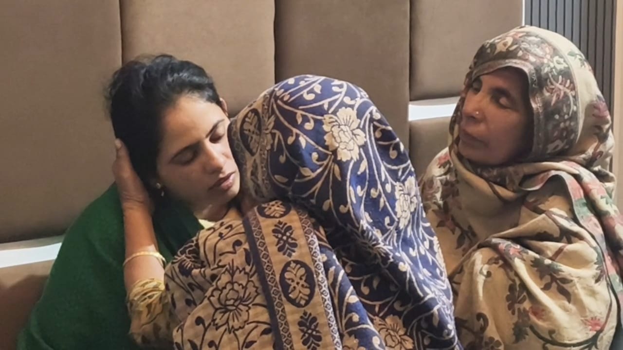 गांव शेरपुर में बलिदानी सुधीर नरवाल के घर शोक व्यक्त करने पहुंचे ग्रामीण व रिश्तेदार। संवाद