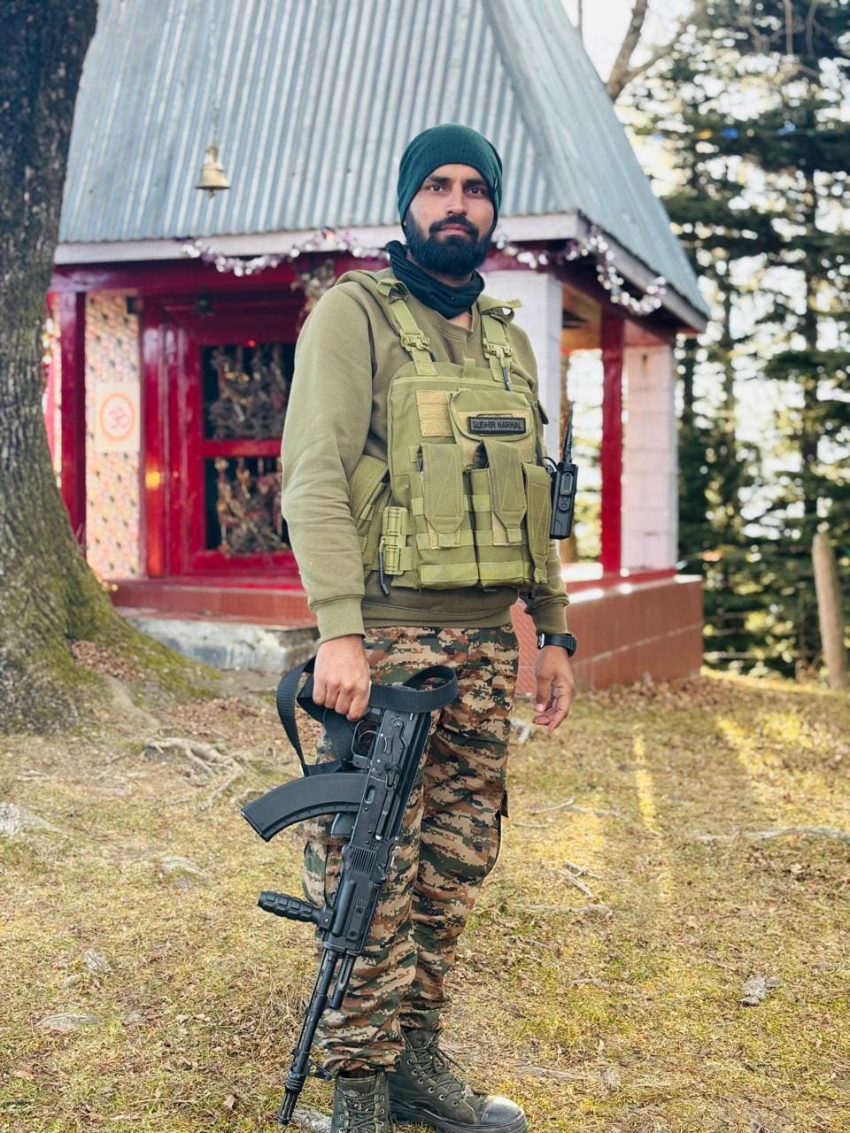 गांव शेरपुर में बलिदानी सुधीर नरवाल के घर शोक व्यक्त करने पहुंचे ग्रामीण व रिश्तेदार। संवाद