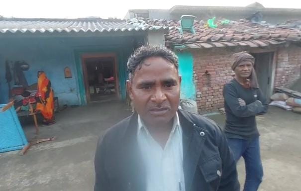 घर में मौजूद गिरीश कुमार का भाई अखिलेश संवाद