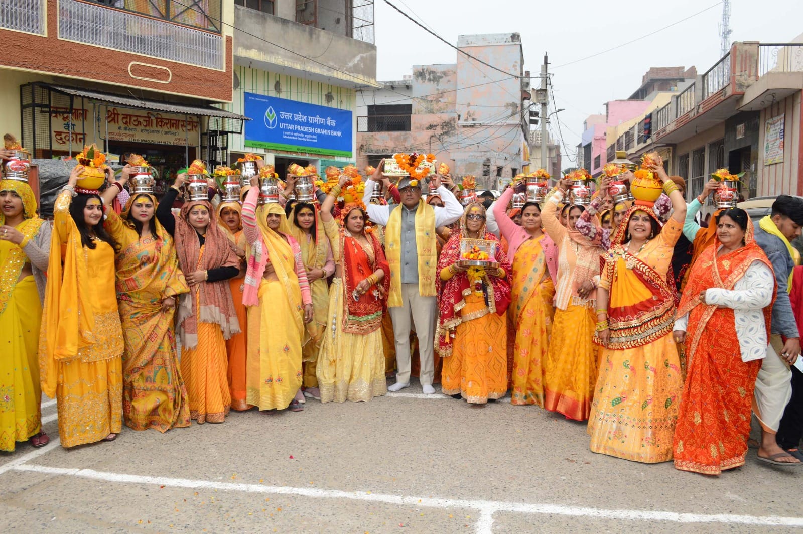 जलती चिता के पास तिरपाल ओढ़कर शमशान में बैठे ग्रामीण। जलती चिता के पास तिरपाल ओढ़कर शमशान में बैठे ग्रामीण।