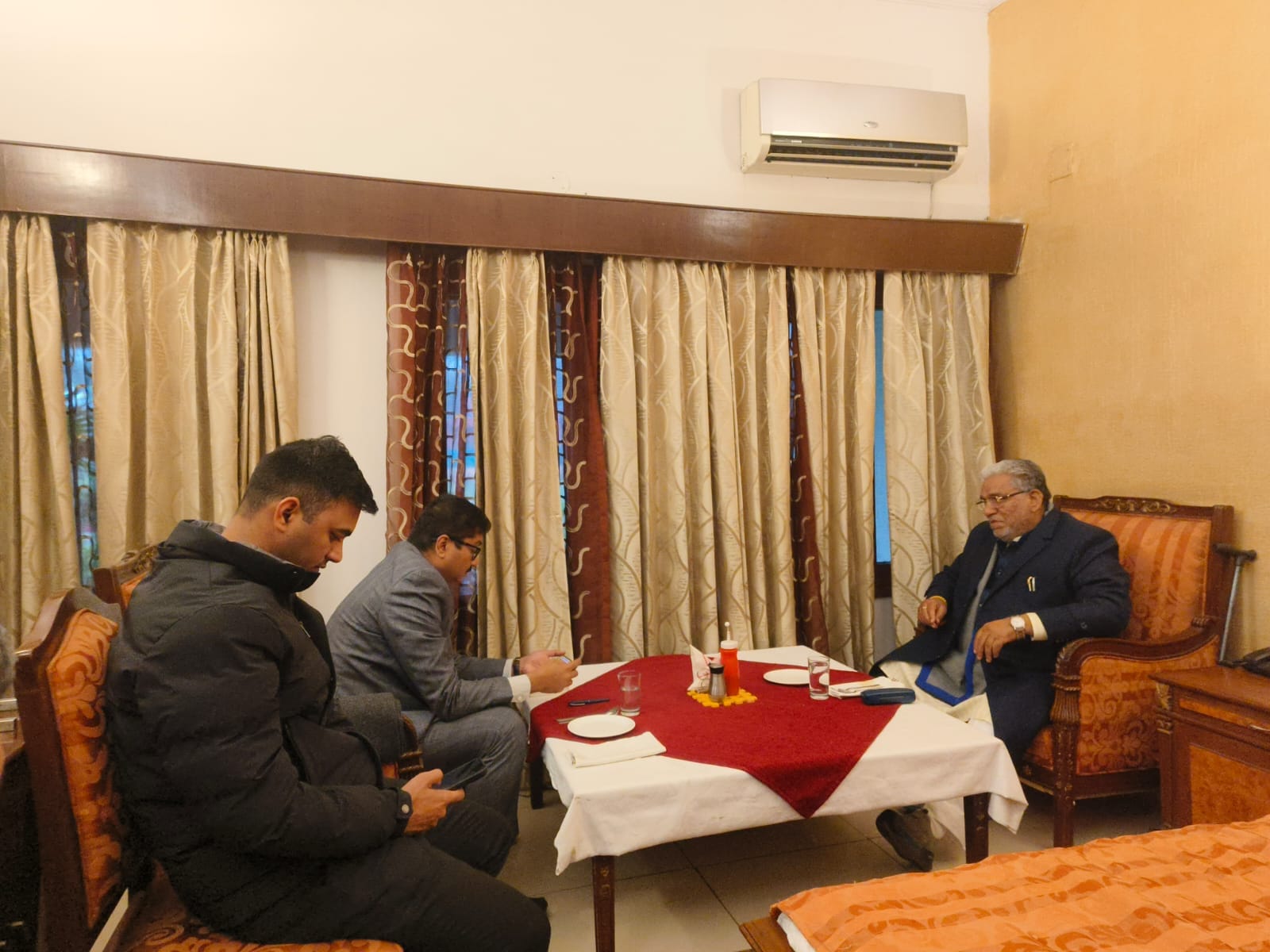 कुरुक्षेत्र। अधिकारियों के साथ बैठक करते पंचायत मंत्री कृष्ण लाल पंवार। विज्ञप्ति कुरुक्षेत्र। अधिकारियों के साथ बैठक करते पंचायत मंत्री कृष्ण लाल पंवार। विज्ञप्ति
