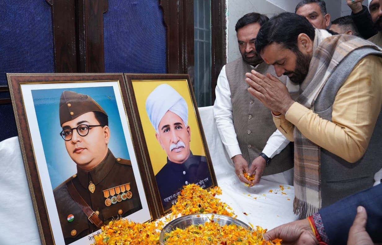 कुरुक्षेत्र। अंतरराष्ट्रीय जाट धर्मशाला में आयोजित सर छोटू राम जयंती समारोह में मंच पर बैठे मुख