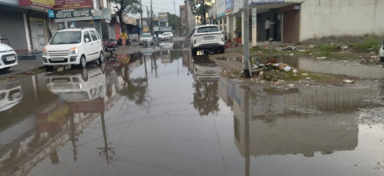 कुरुक्षेत्र। शाम को बारिश रूकने के दो घंटे बाद भी सेक्टर 17 की सड़कें इस तरह रही जलमग्न। संवाद