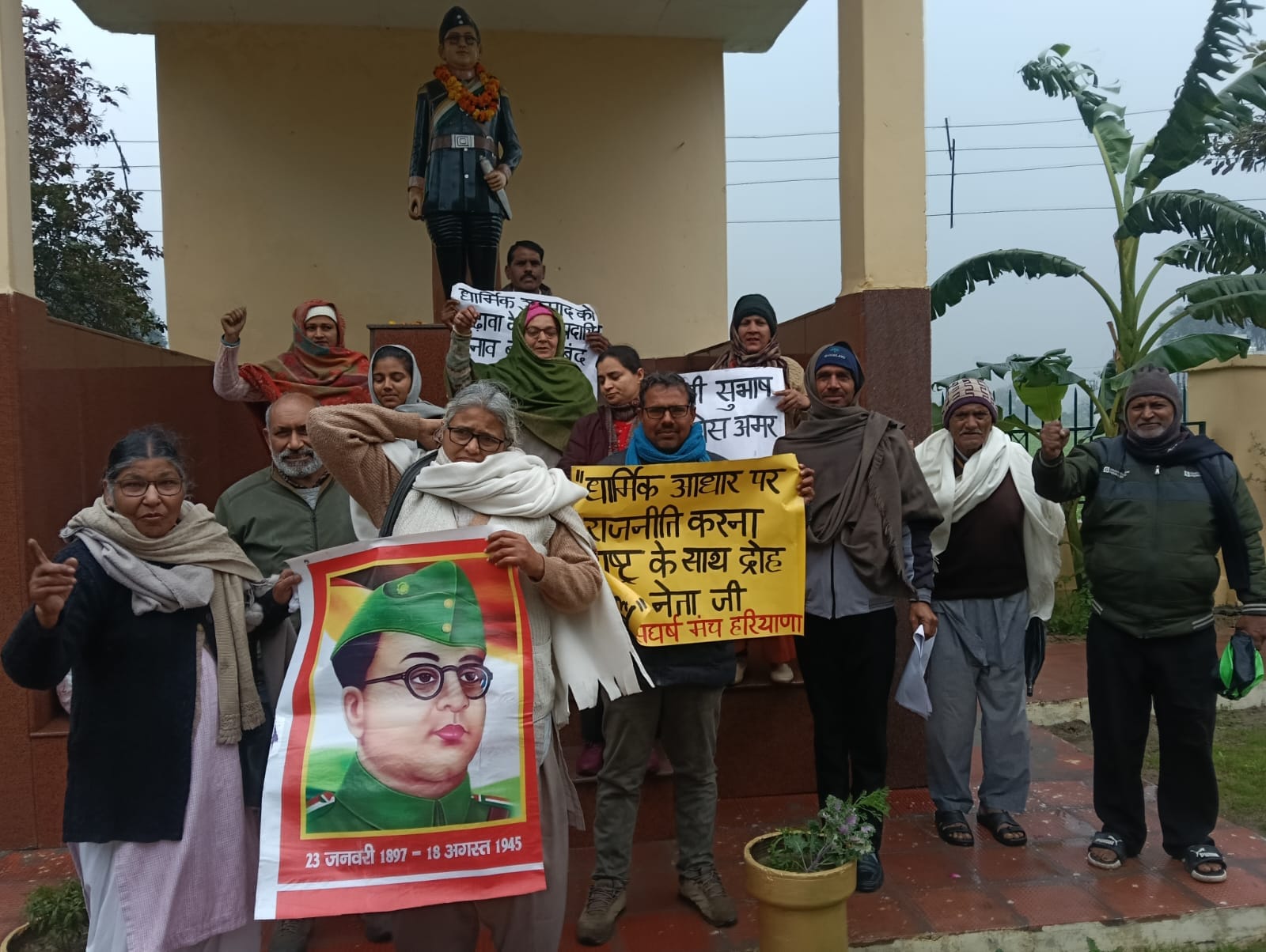 कुरुक्षेत्र। श्रद्धांजलि अर्पित करने के दौरान रोष जताते मंच सदस्य। स्वयं