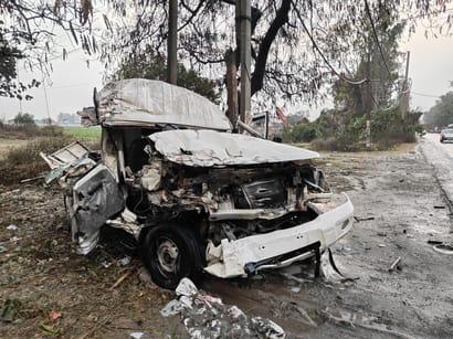 लाडवा। सड़क किनारे खड़ी क्षतिग्रस्त पिकअप। संवाद