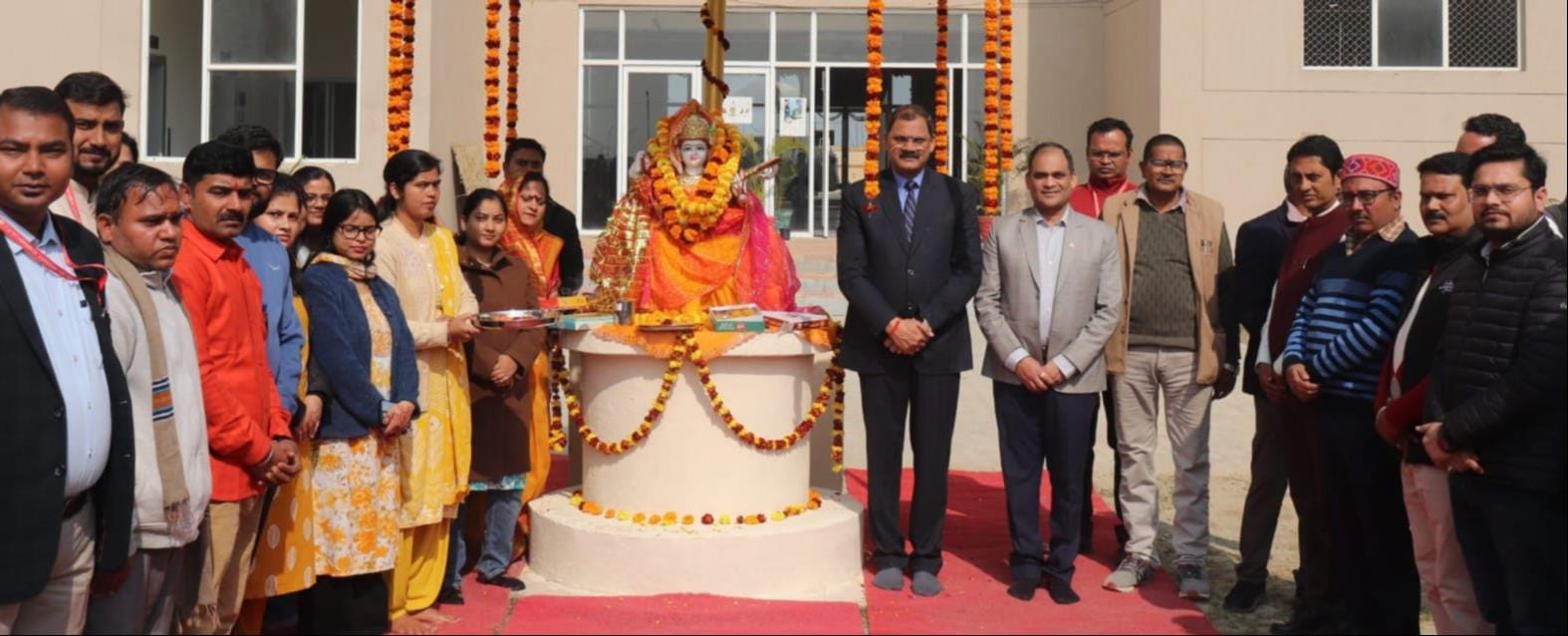मां सरस्वती का पूजन करते बच्चे। संवाद मां सरस्वती का पूजन करते बच्चे। संवाद