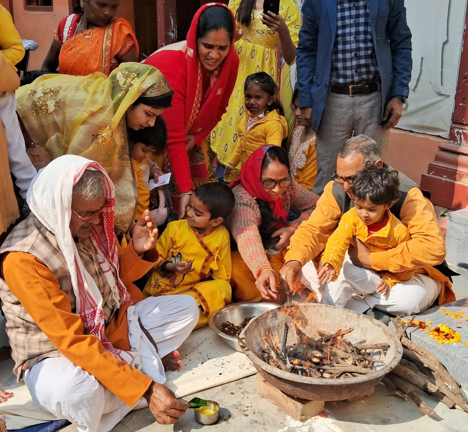 मां सरस्वती का पूजन करते बच्चे। संवाद मां सरस्वती का पूजन करते बच्चे। संवाद