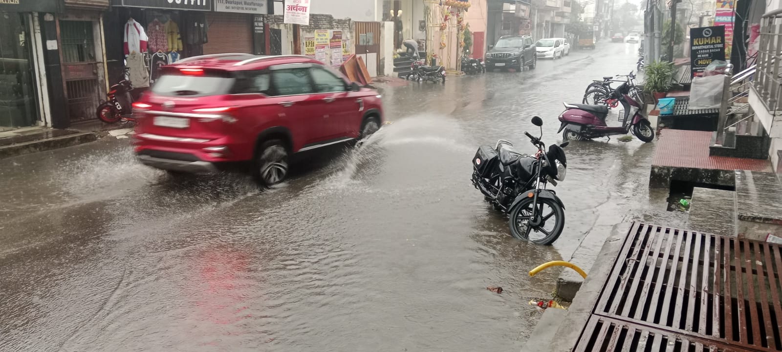 मुजफ्फरनगर में बारिश के दौरान द्वारिकापुरी की तरफ से गांधी कॉलोनी की ओर जा रही कार फोटो संवाद