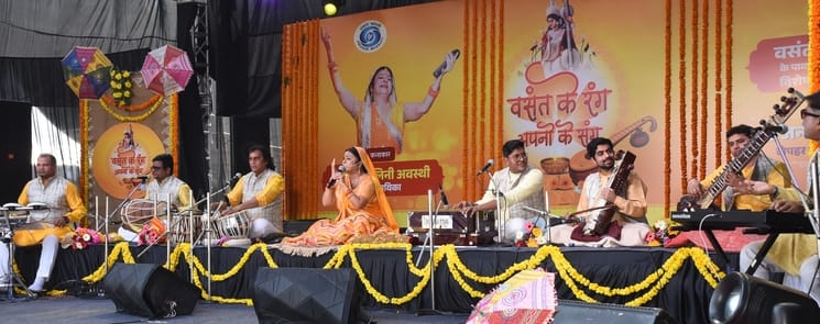 मालिनी अवस्थी के गीतों पर उतरा वसंत