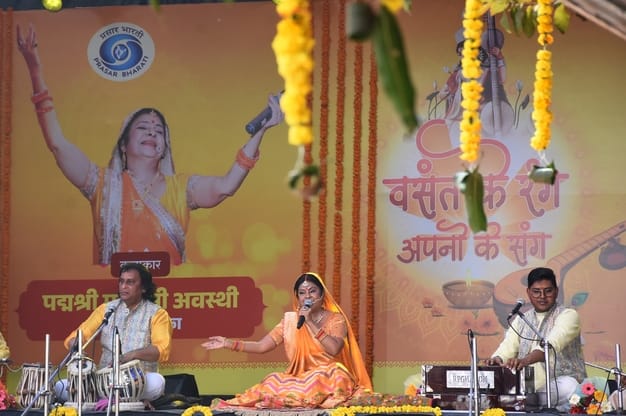 मालिनी अवस्थी के गीतों पर उतरा वसंत