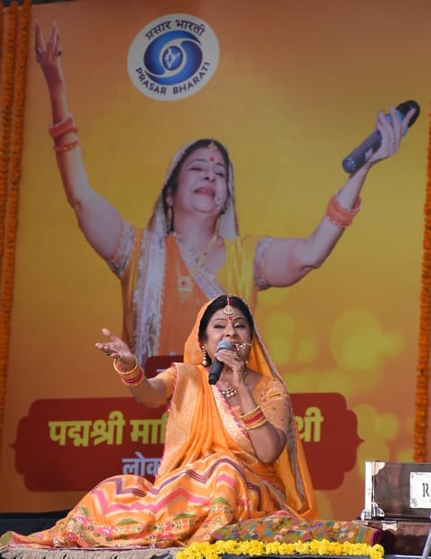 मालिनी अवस्थी के गीतों पर उतरा वसंत