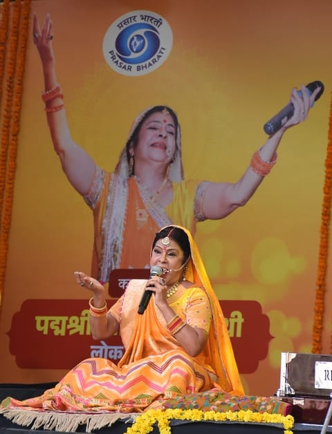 मालिनी अवस्थी के गीतों पर उतरा वसंत