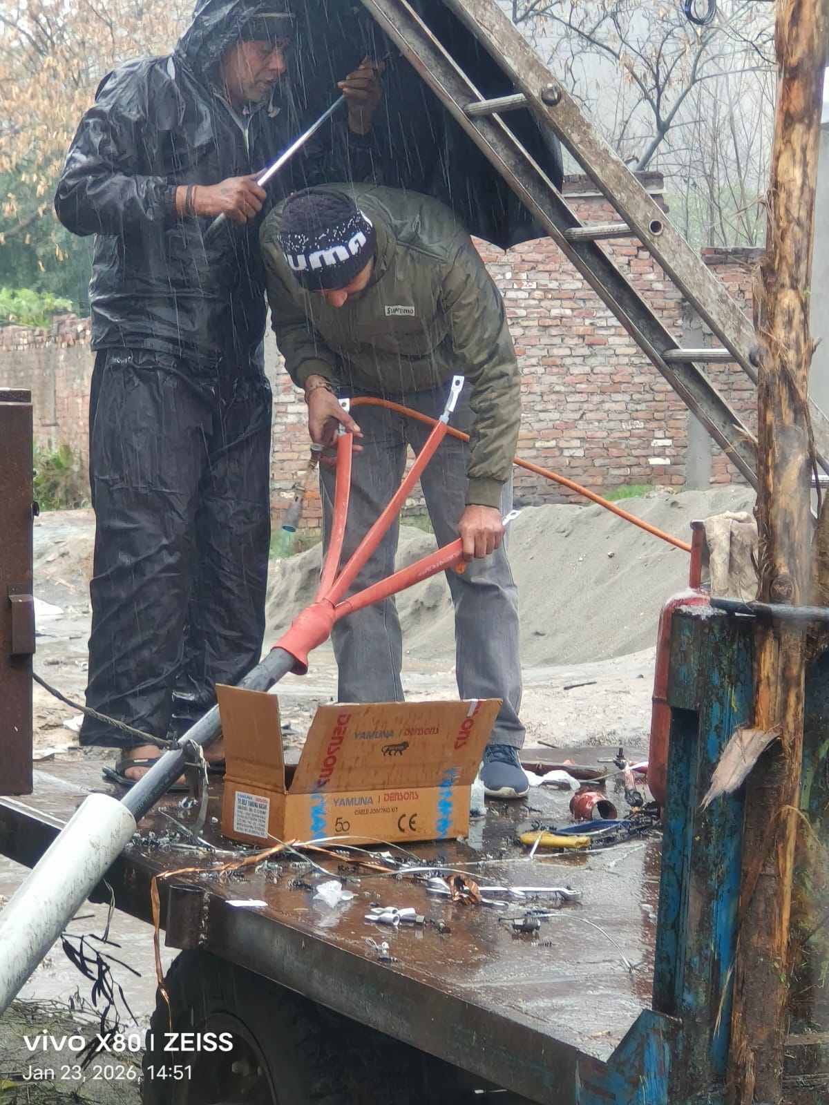 मटका चौक पर बारिश से बचने के लिए बरसाती पहनकर गुजरते वाहन चालक। संवाद