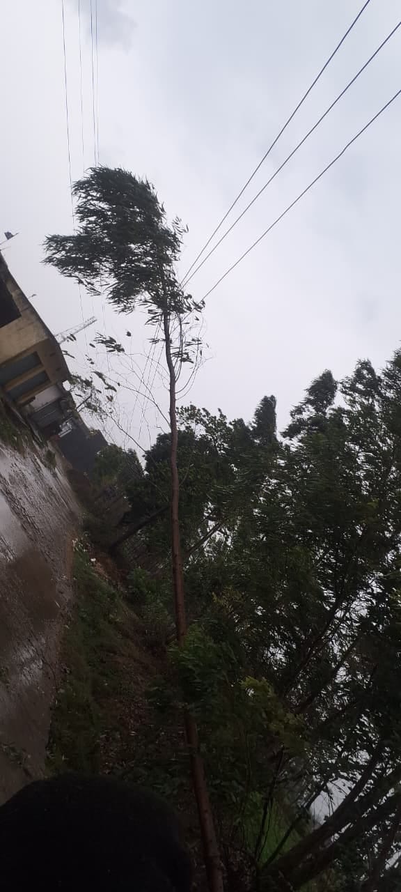 मटका चौक पर बारिश से बचने के लिए बरसाती पहनकर गुजरते वाहन चालक। संवाद