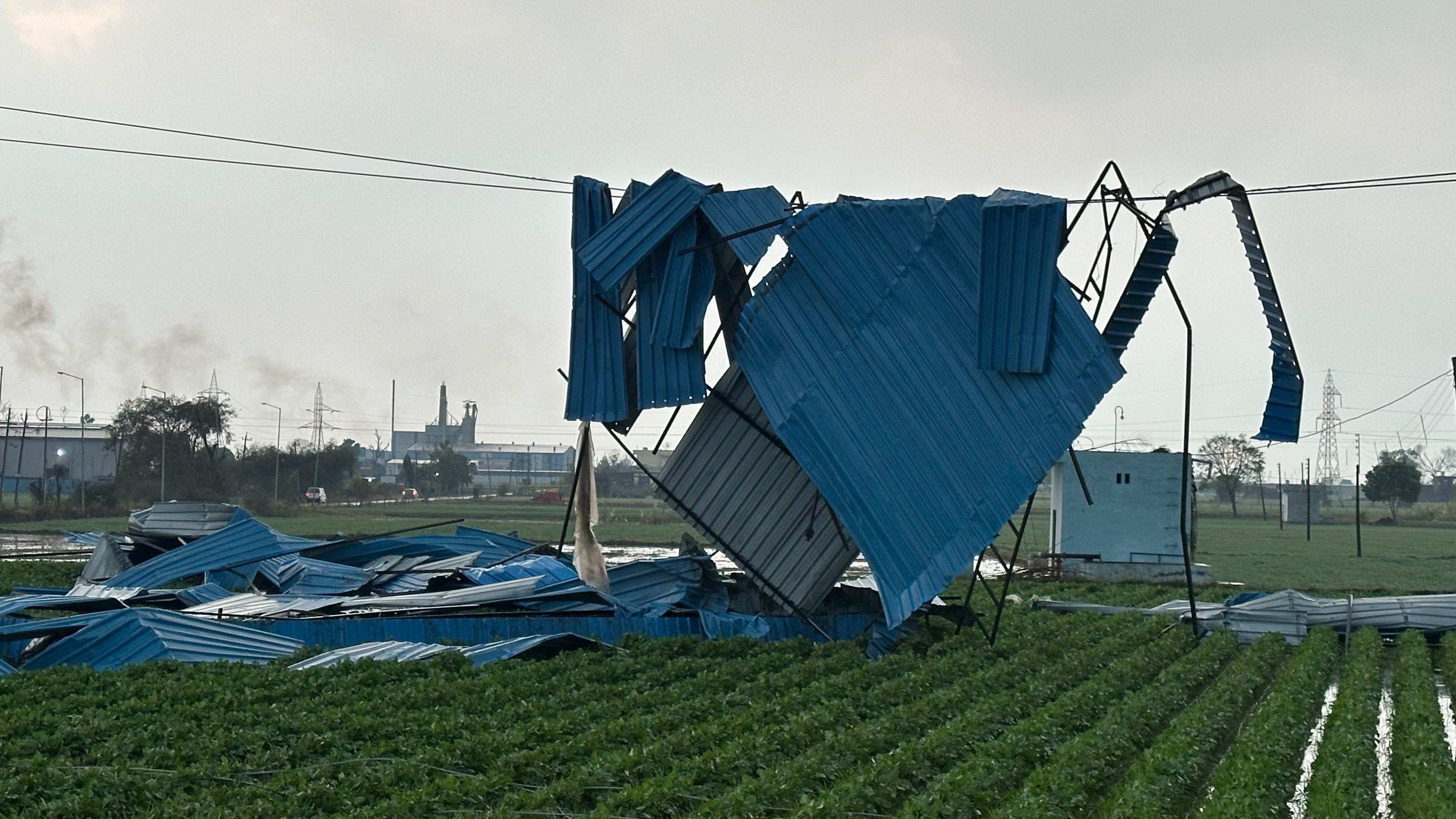 मटका चौक पर बारिश से बचने के लिए बरसाती पहनकर गुजरते वाहन चालक। संवाद