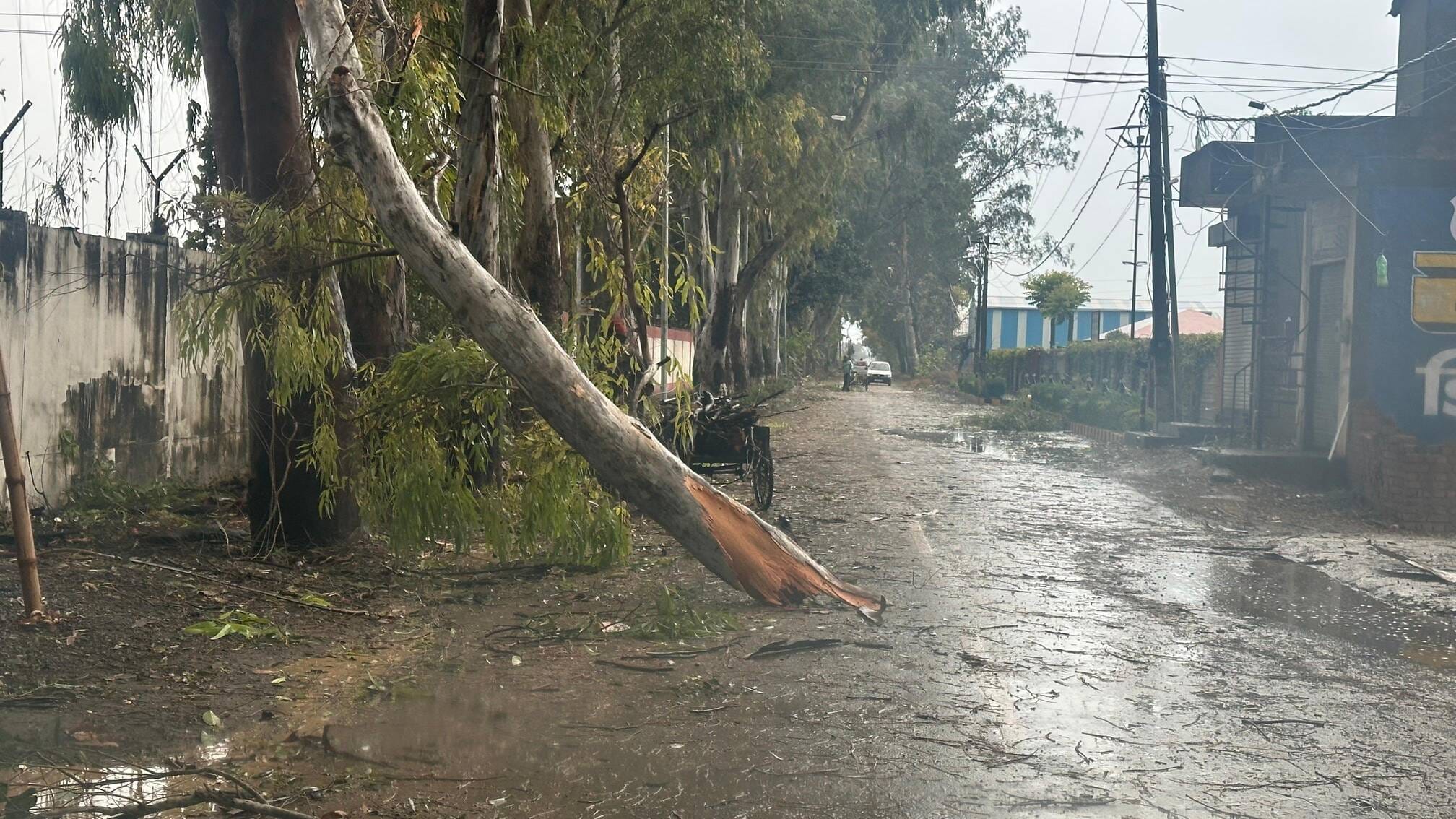 मटका चौक पर बारिश से बचने के लिए बरसाती पहनकर गुजरते वाहन चालक। संवाद