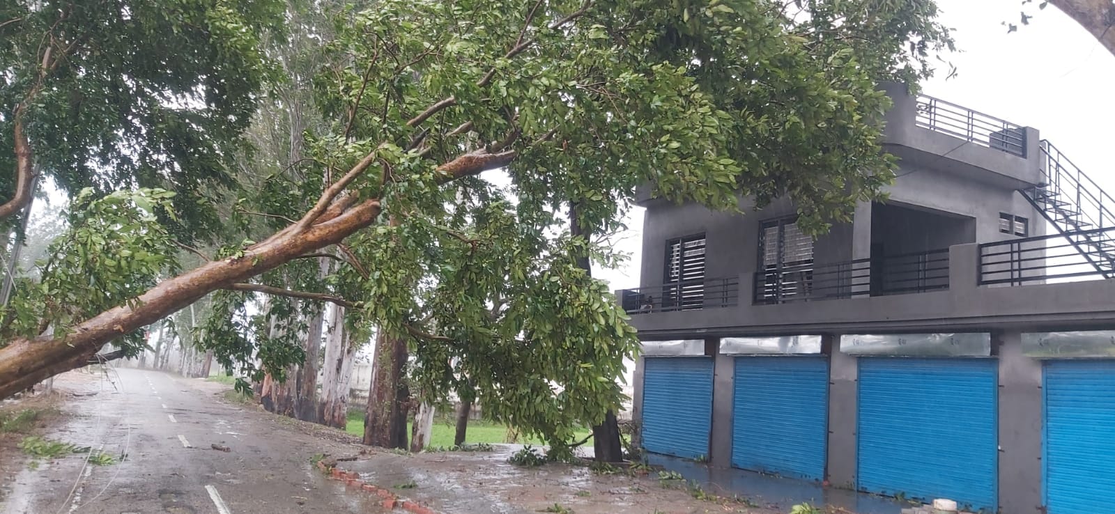 मटका चौक पर बारिश से बचने के लिए बरसाती पहनकर गुजरते वाहन चालक। संवाद