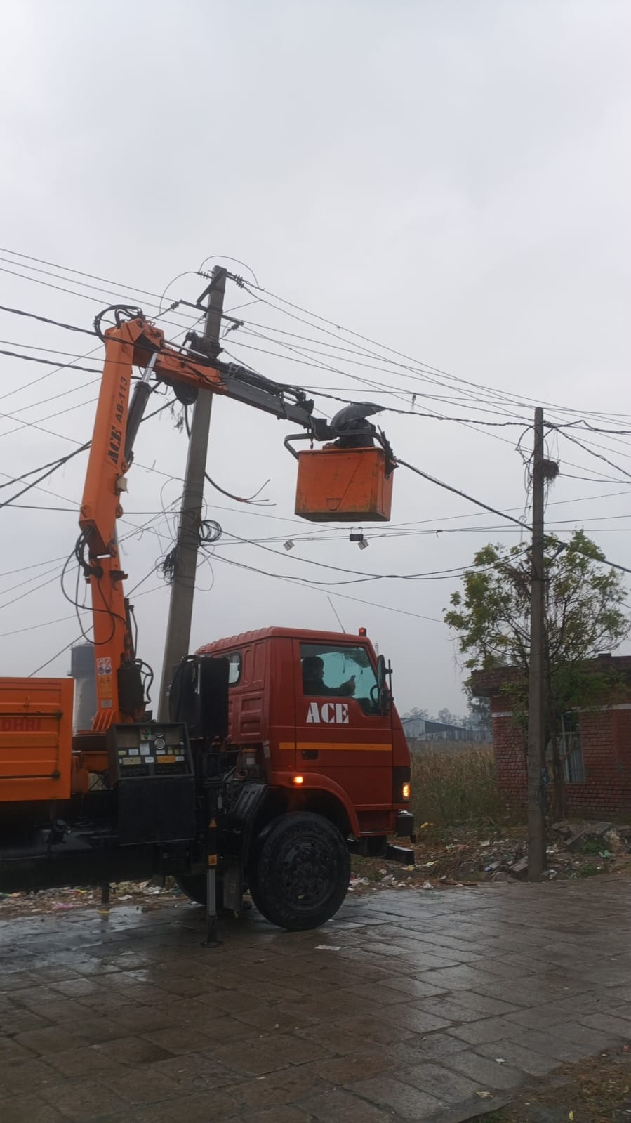 मटका चौक पर बारिश से बचने के लिए बरसाती पहनकर गुजरते वाहन चालक। संवाद