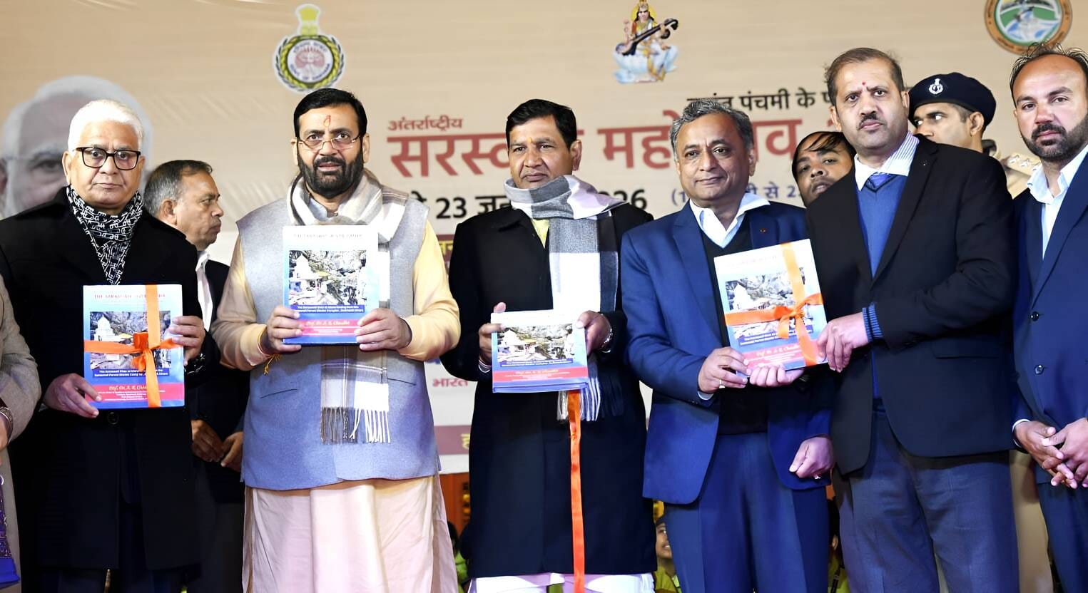 पिहोवा। ‘द सरस्वती रिवर गाथा’’ का विमोचन करने के दौरान प्रति दिखाते मुख्यमंत्री नायब सैनी व अन पिहोवा। ‘द सरस्वती रिवर गाथा’’ का विमोचन करने के दौरान प्रति दिखाते मुख्यमंत्री नायब सैनी व अन