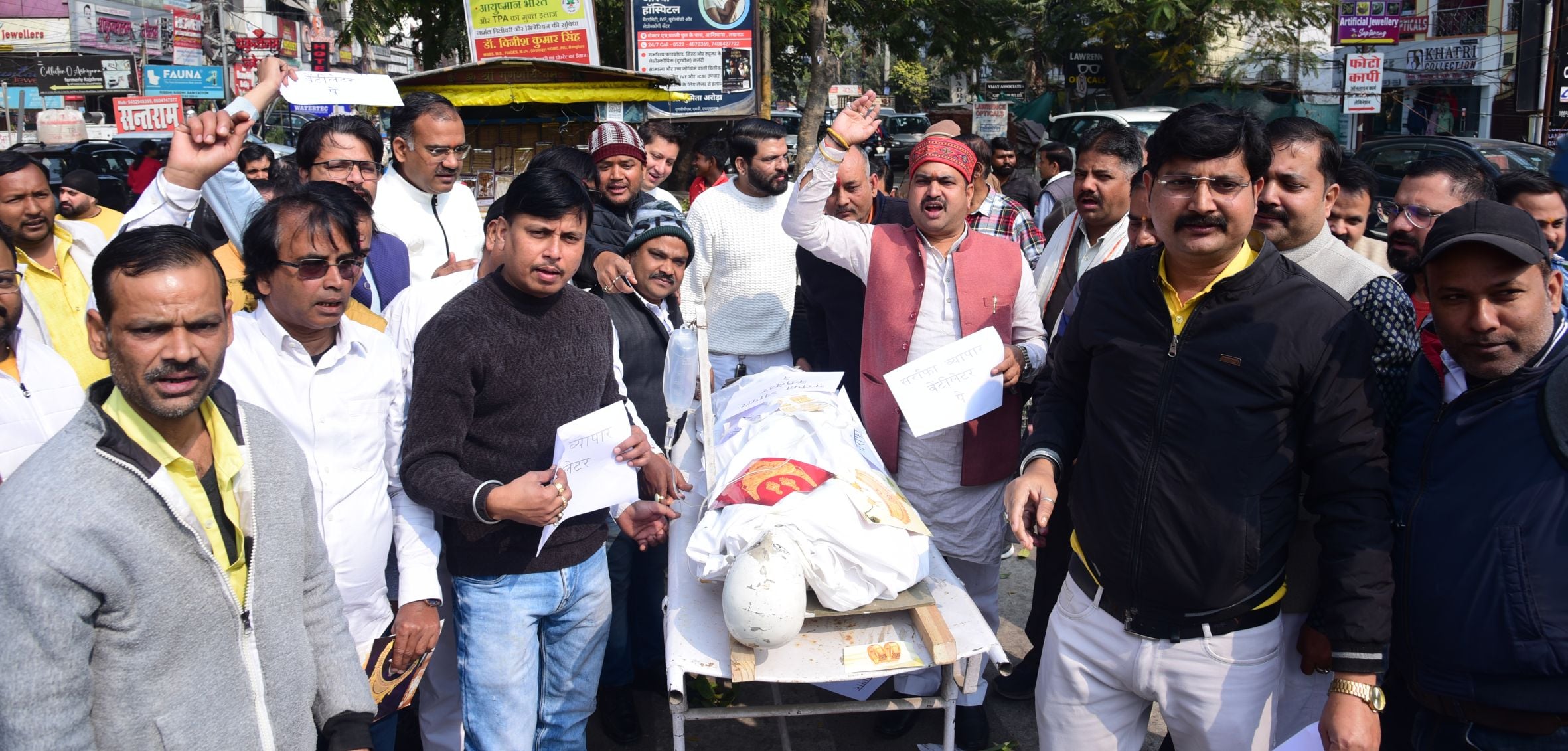 प्रदर्शन करते व्यापारी।