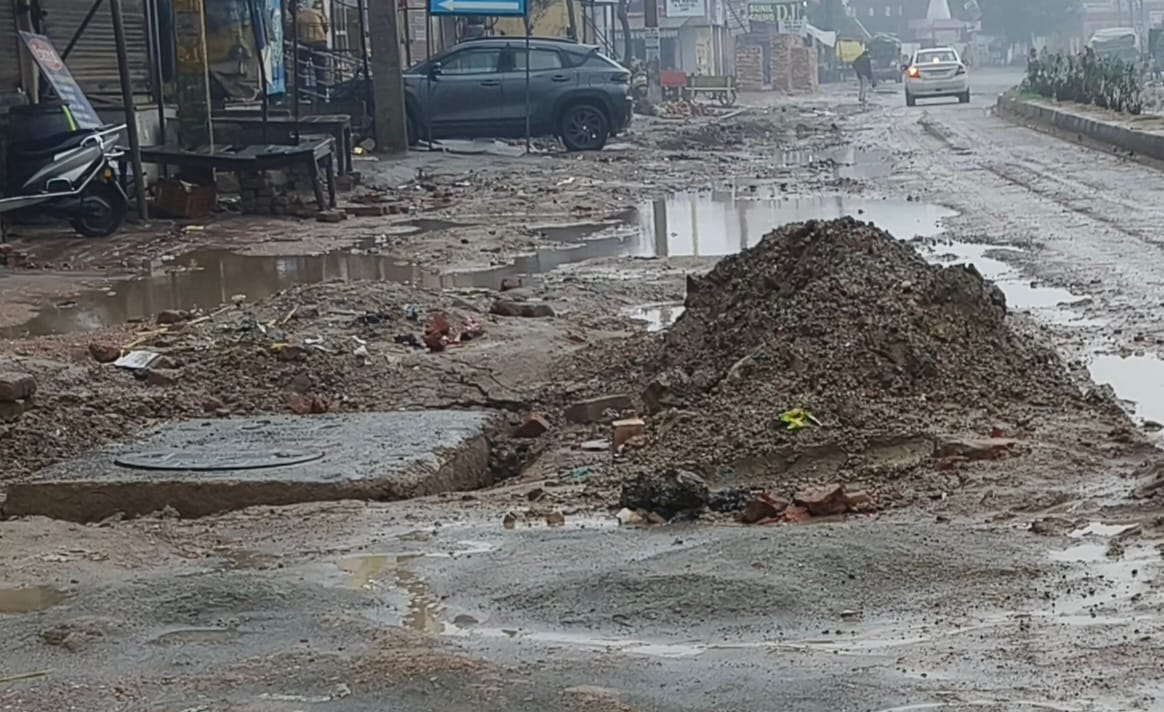 राजौंद के मुख्य मार्ग पर भरा पानी राजौंद के मुख्य मार्ग पर भरा पानी
