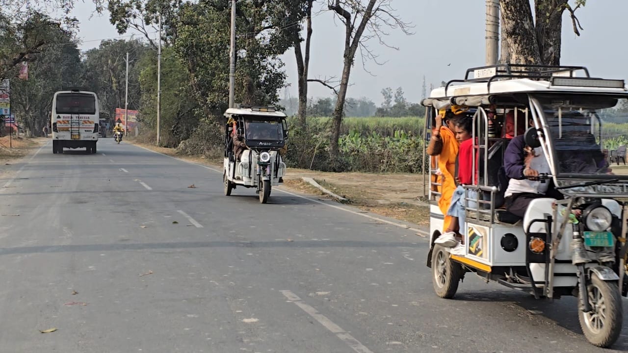 संसारपुर में नेशनल हाईवे 730 पर सवारी बैठता ई-रिक्शा चालक। संवाद