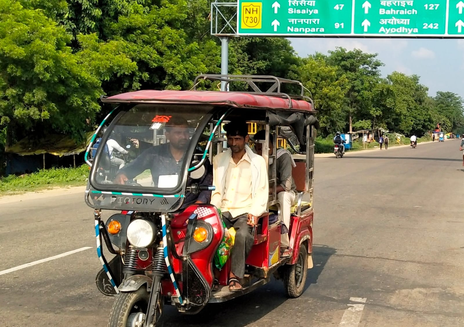 संसारपुर में नेशनल हाईवे 730 पर सवारी बैठता ई-रिक्शा चालक। संवाद
