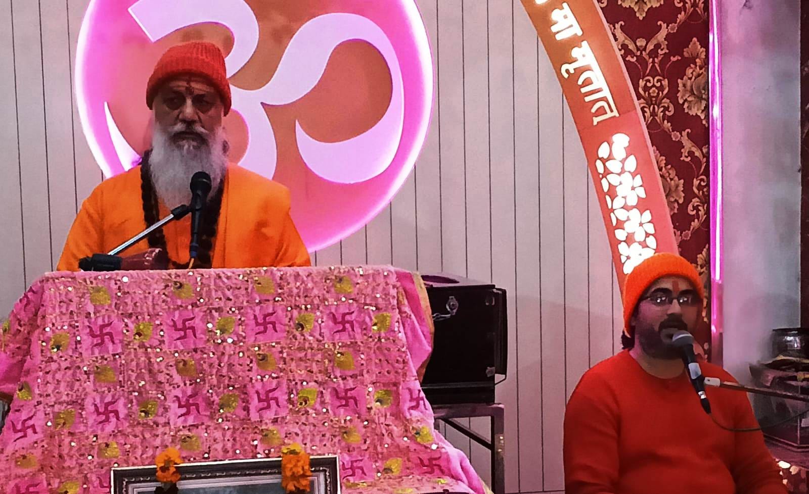 शहर में श्री रघुनाथ मंदिर चल रही भगवद्गीता एवं श्रीमद् भागवत समारोह के दौरान प्रवचन करते स्वामी शहर में श्री रघुनाथ मंदिर चल रही भगवद्गीता एवं श्रीमद् भागवत समारोह के दौरान प्रवचन करते स्वामी
