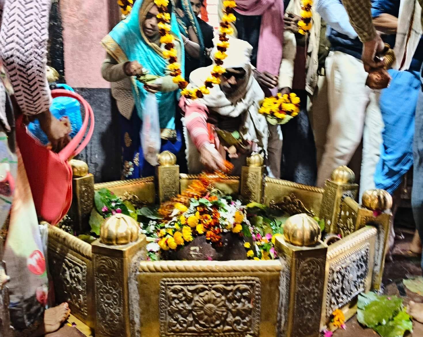 शिकारगंज के जागेश्वरनाथ धाम परिसर में दर्शन पूजन करते भक्त। स्रोत:-जागरूक पाठक शिकारगंज के जागेश्वरनाथ धाम परिसर में दर्शन पूजन करते भक्त। स्रोत:-जागरूक पाठक