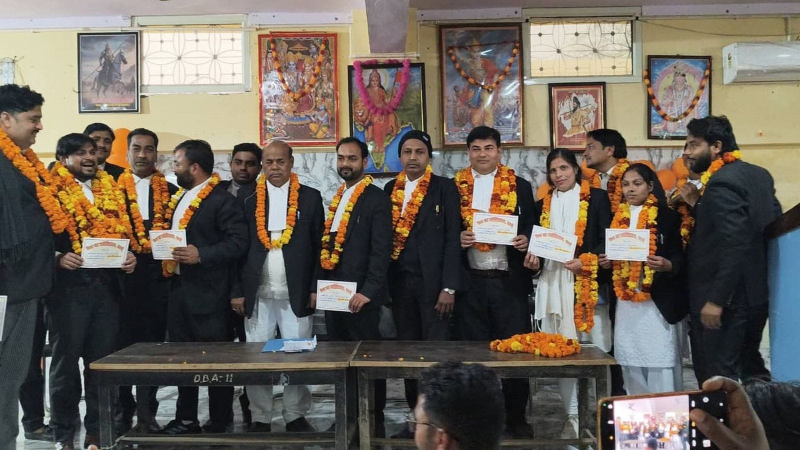 शपथ लेते नवनिर्वाचित अधिवक्ता।संवाद शपथ लेते नवनिर्वाचित अधिवक्ता।संवाद