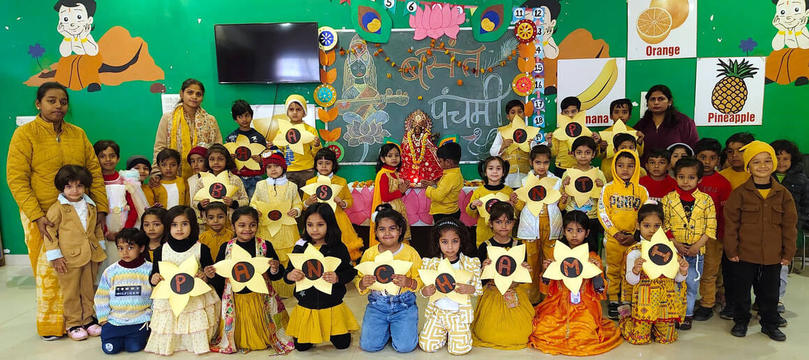श्री राम सरस्वती विद्या मंदिर में प्रस्तुति देती छात्राएं। स्त्रोत स्वंय श्री राम सरस्वती विद्या मंदिर में प्रस्तुति देती छात्राएं। स्त्रोत स्वंय