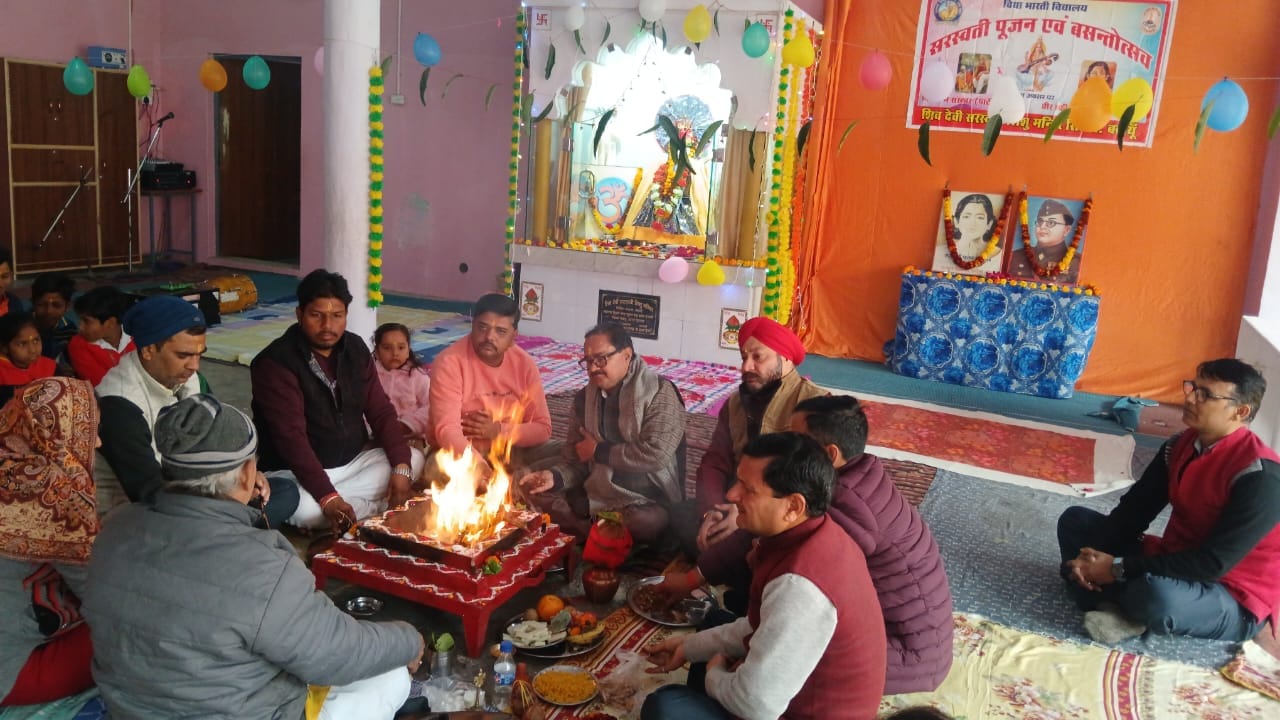 श्री राम सरस्वती विद्या मंदिर में प्रस्तुति देती छात्राएं। स्त्रोत स्वंय श्री राम सरस्वती विद्या मंदिर में प्रस्तुति देती छात्राएं। स्त्रोत स्वंय