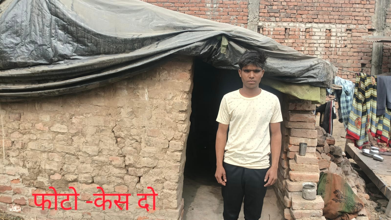 तिरपाल में रात काटने को मजबूर मिथलेश। संवाद 