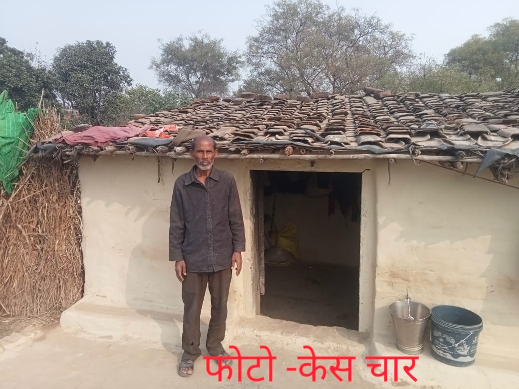 तिरपाल में रात काटने को मजबूर मिथलेश। संवाद 