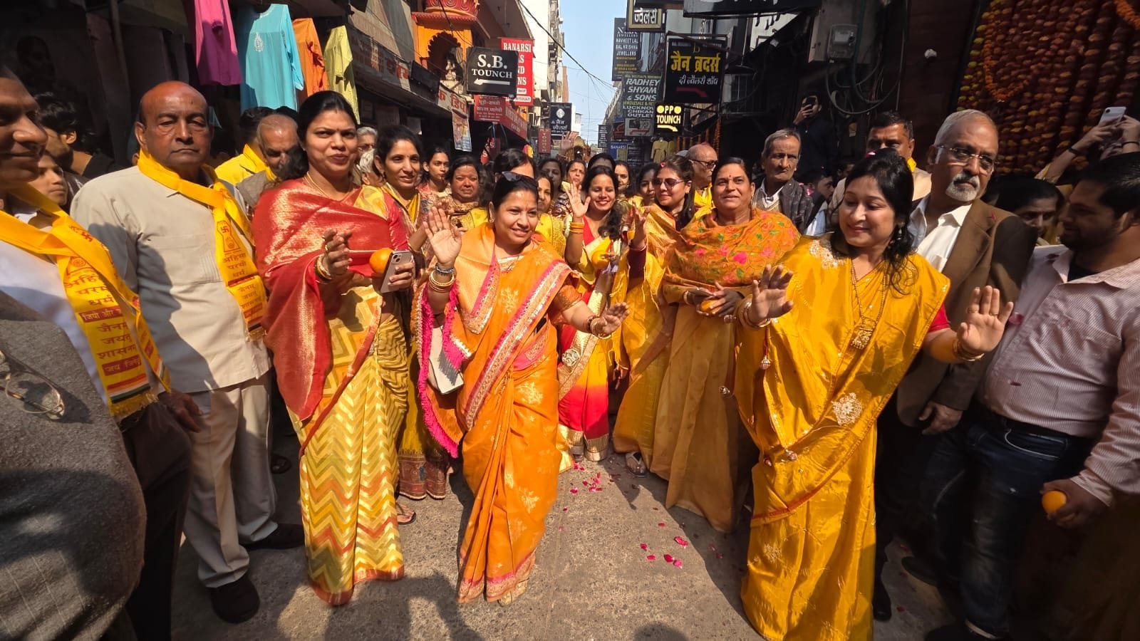 धूमधाम से निकाली गई शोभायात्रा