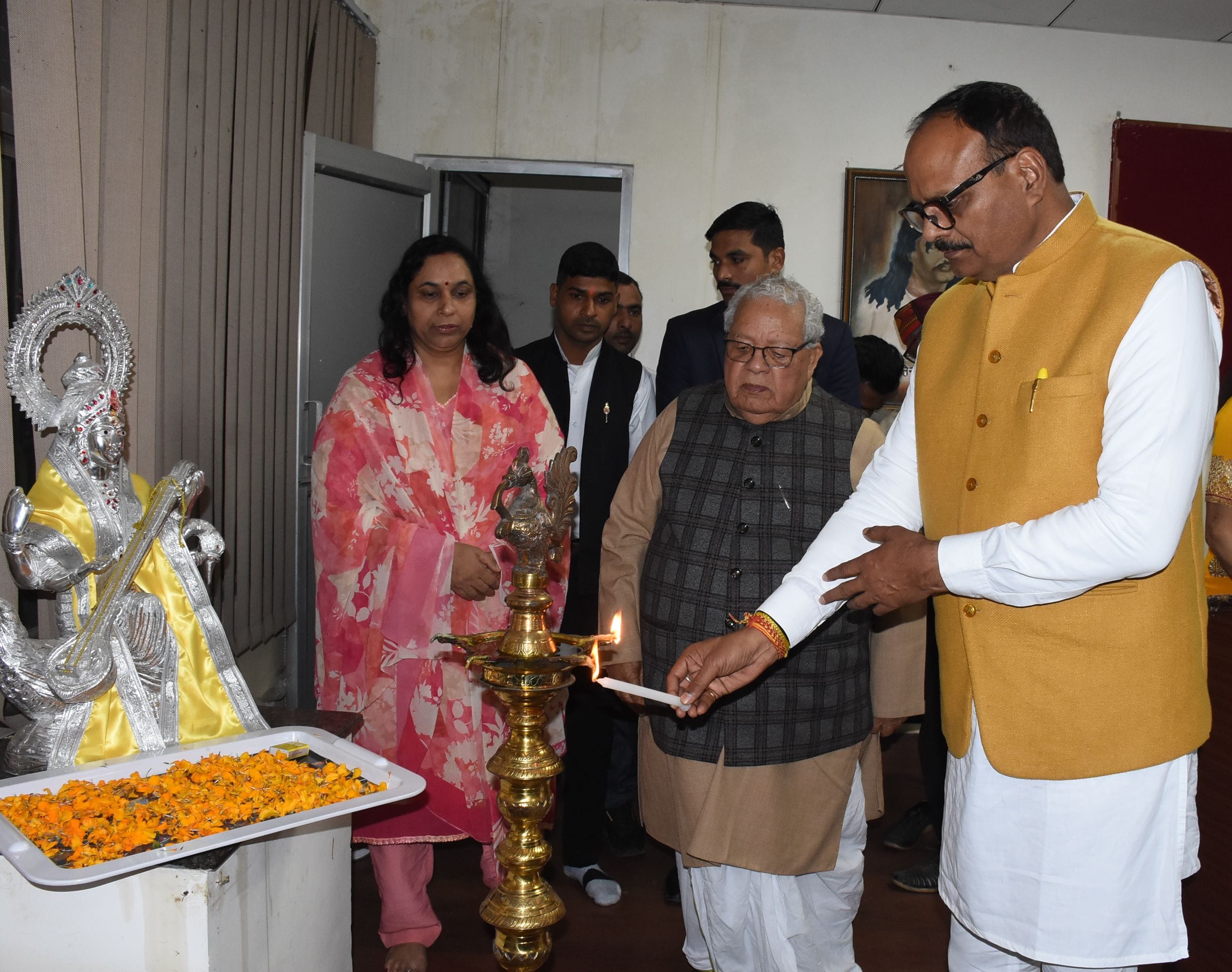 उत्तर प्रदेश स्थापना दिवस की पूर्व संध्या पर शुक्रवार को रंगभारती और उत्तर प्रदेश नागरिक परिषद उत्तर प्रदेश स्थापना दिवस की पूर्व संध्या पर शुक्रवार को रंगभारती और उत्तर प्रदेश नागरिक परिषद