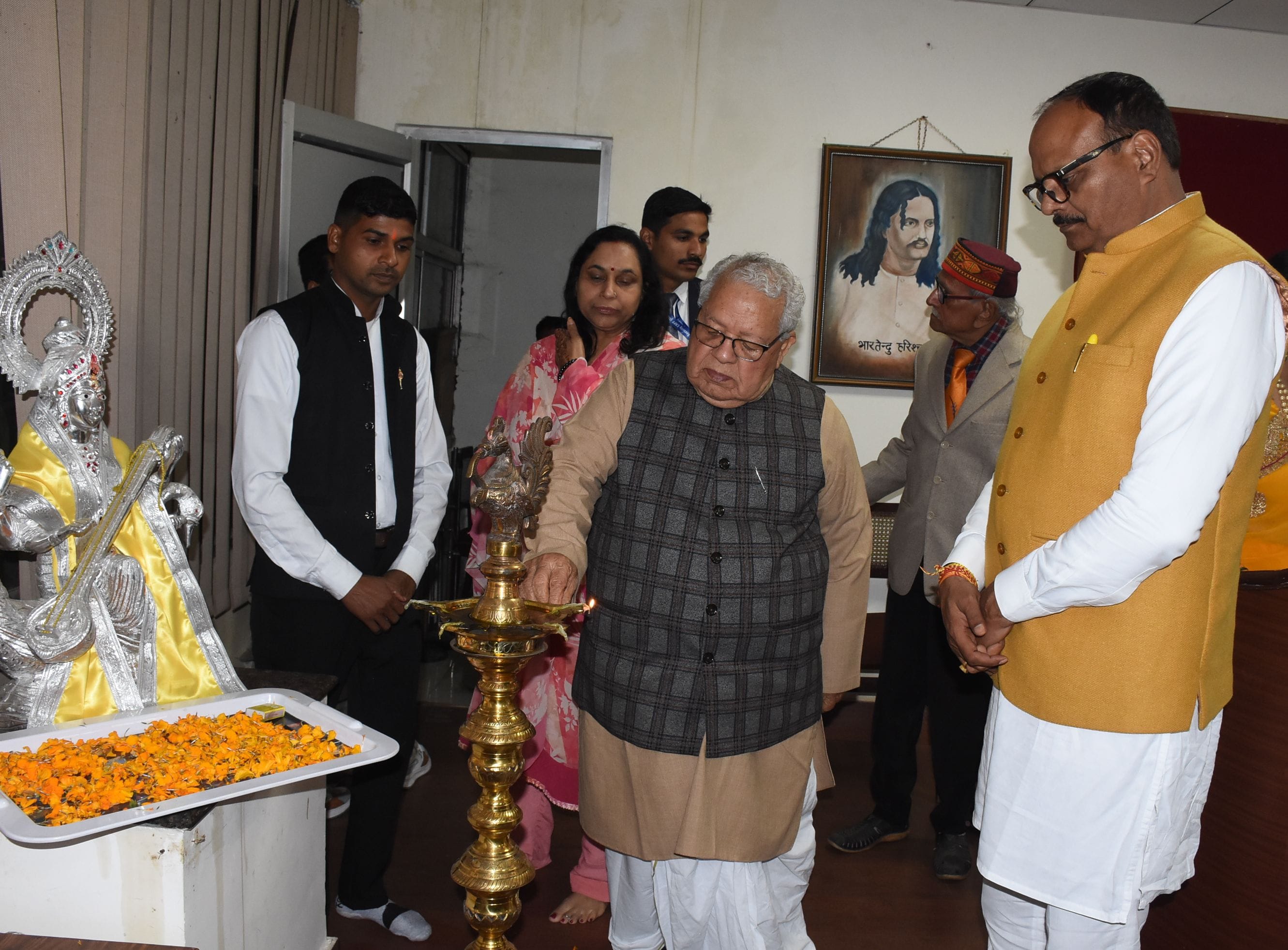 उत्तर प्रदेश स्थापना दिवस की पूर्व संध्या पर शुक्रवार को रंगभारती और उत्तर प्रदेश नागरिक परिषद उत्तर प्रदेश स्थापना दिवस की पूर्व संध्या पर शुक्रवार को रंगभारती और उत्तर प्रदेश नागरिक परिषद