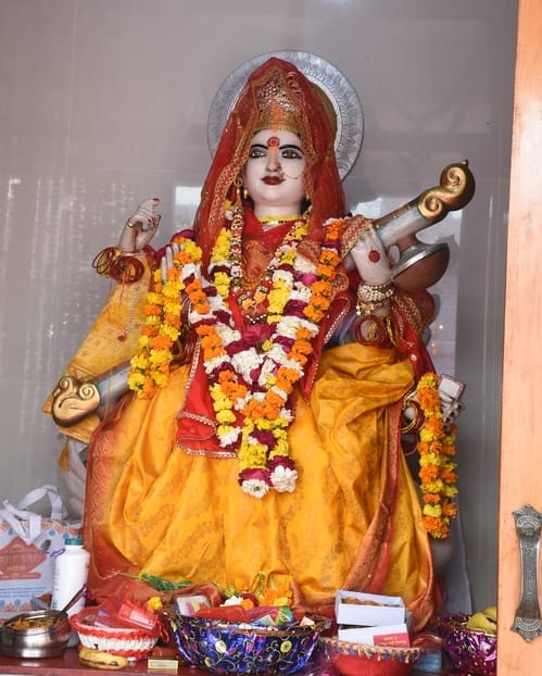 वसंत की वीणा पर गूंजा मां शारदे का स्वर